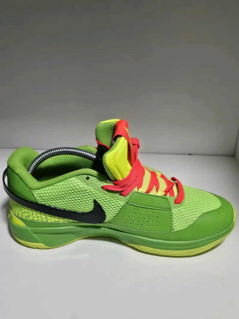 Zapatillas deportivas verdes con detalles rojos Nike - 3
