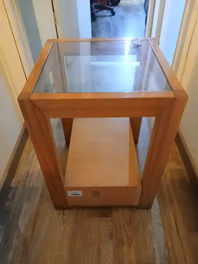 Mesa auxiliar de madera con vidrio - miniatura 1