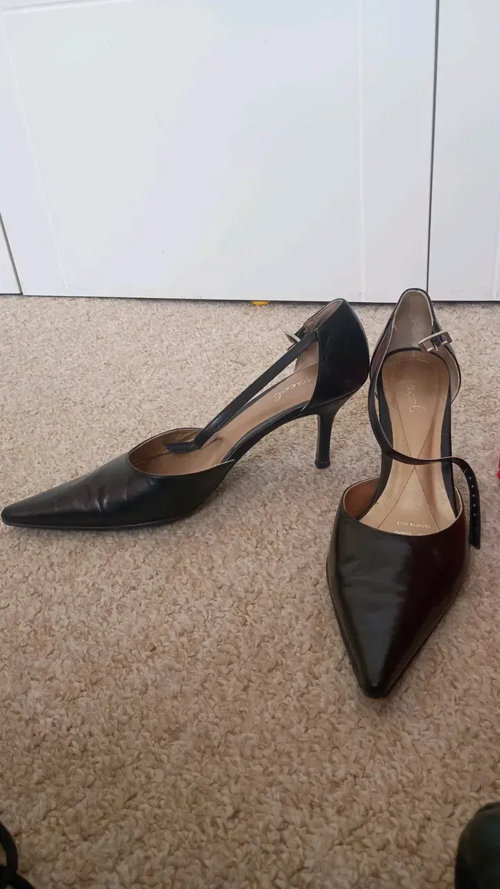 Zapatos de tacón negros elegantes para mujer