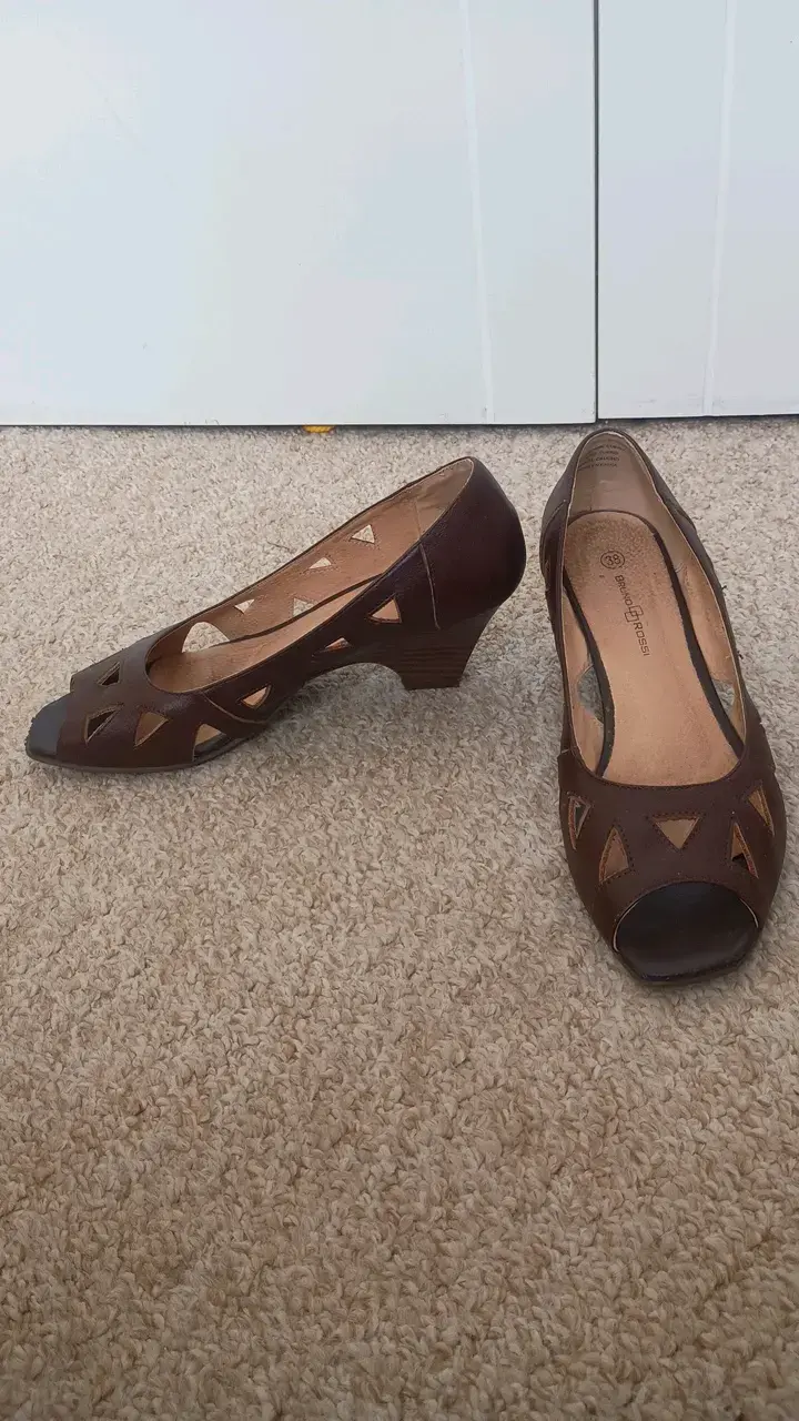 Zapatos de tacón marrones con diseño calado