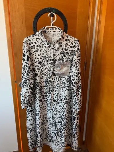 Vestido camisero estampado animal print con bolsillo de lentejuelas - miniatura 1