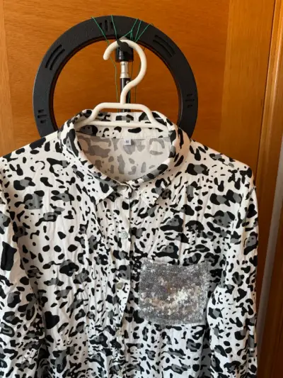 Vestido camisero estampado animal print con bolsillo de lentejuelas - miniatura 2
