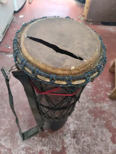 Tambor africano con parche dañado - miniatura 1