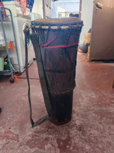 Tambor africano con parche dañado - miniatura 3