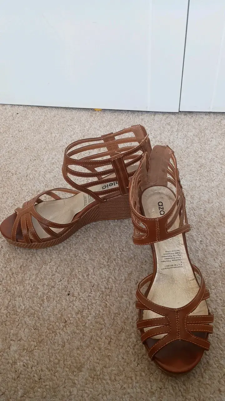 Sandalias de cuña marrón para mujer