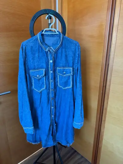 Vestido camisero de mezclilla azul con bolsillos - miniatura 1
