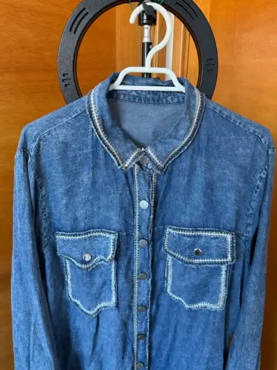 Vestido camisero de mezclilla azul con bolsillos - miniatura 2