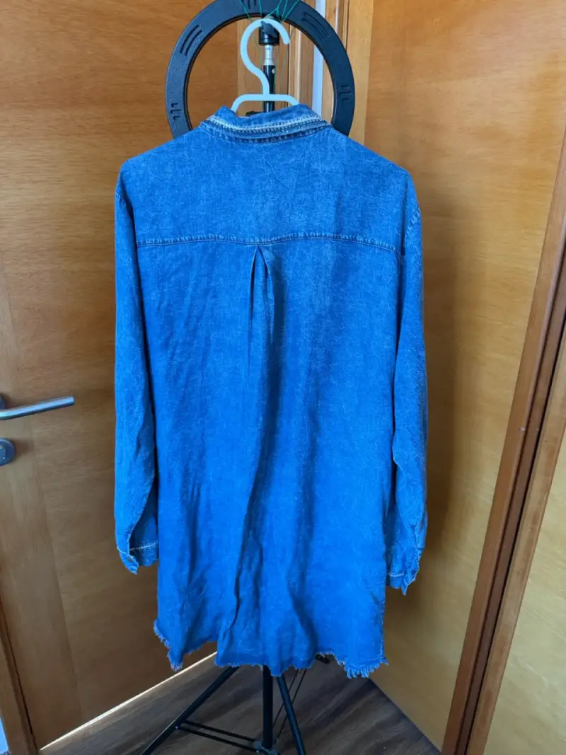 Vestido camisero de mezclilla azul con bolsillos - 3