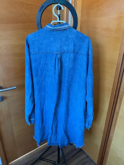 Vestido camisero de mezclilla azul con bolsillos - miniatura 3