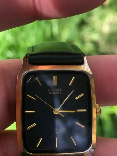 Reloj Citizen Quartz dorado con correa de cuero - miniatura 1