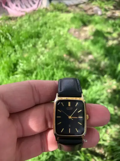 Reloj Citizen Quartz dorado con correa de cuero - miniatura 2