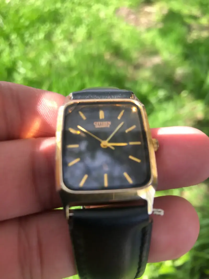 Reloj Citizen Quartz dorado con correa de cuero - 3