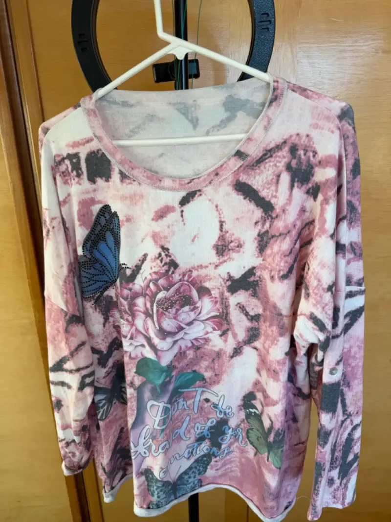 Polera manga larga estampada floral y mariposas - 1