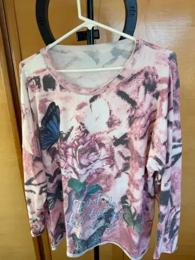 Polera manga larga estampada floral y mariposas - miniatura 1