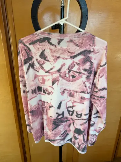 Polera manga larga estampada floral y mariposas - miniatura 2