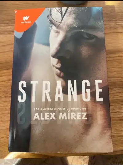 Libro Strange de Alex Mírez en buen estado - miniatura 1