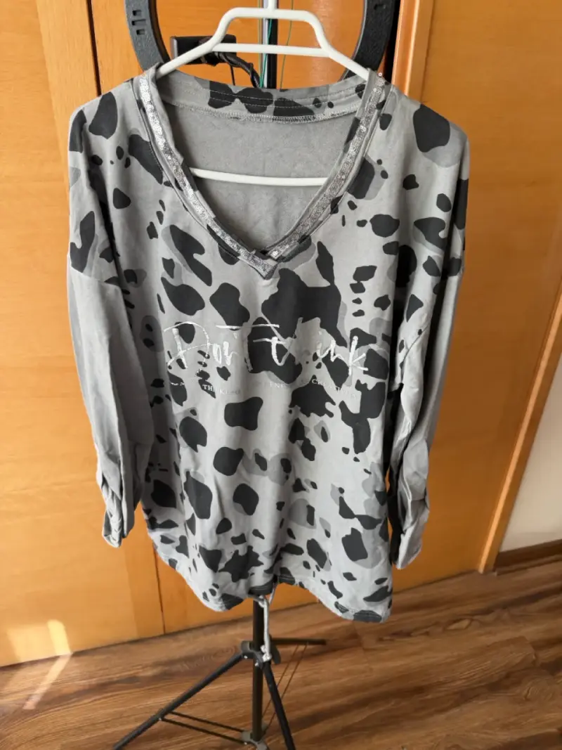 Polera gris con estampado de manchas - 1