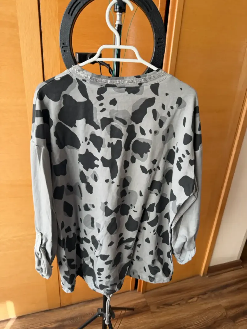 Polera gris con estampado de manchas - 2