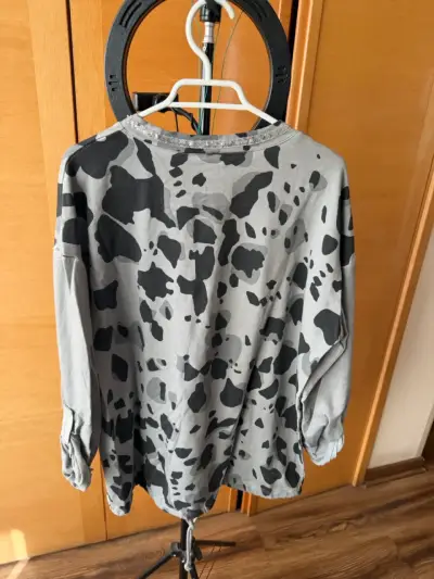 Polera gris con estampado de manchas - miniatura 2