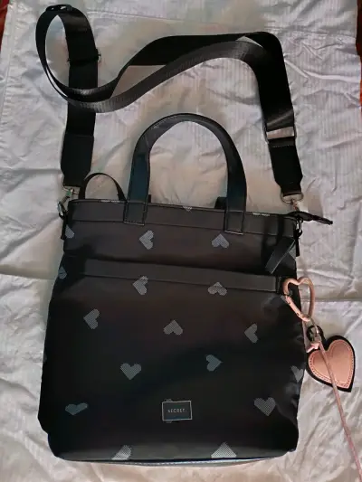 Cartera Tote Negra Secret Love con Corazones - miniatura 4
