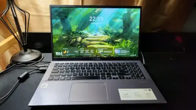 Laptop ASUS VivoBook 15 Core i5 en buen estado - miniatura 1