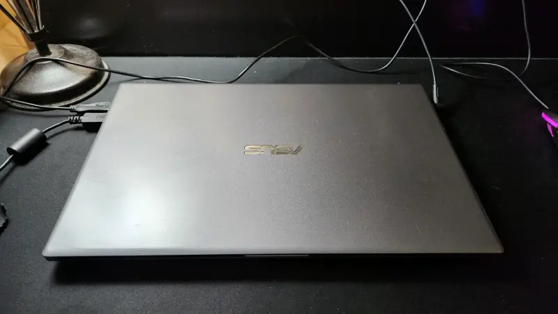 Laptop ASUS VivoBook 15 Core i5 en buen estado - 2