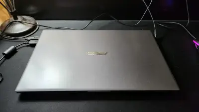 Laptop ASUS VivoBook 15 Core i5 en buen estado - miniatura 2