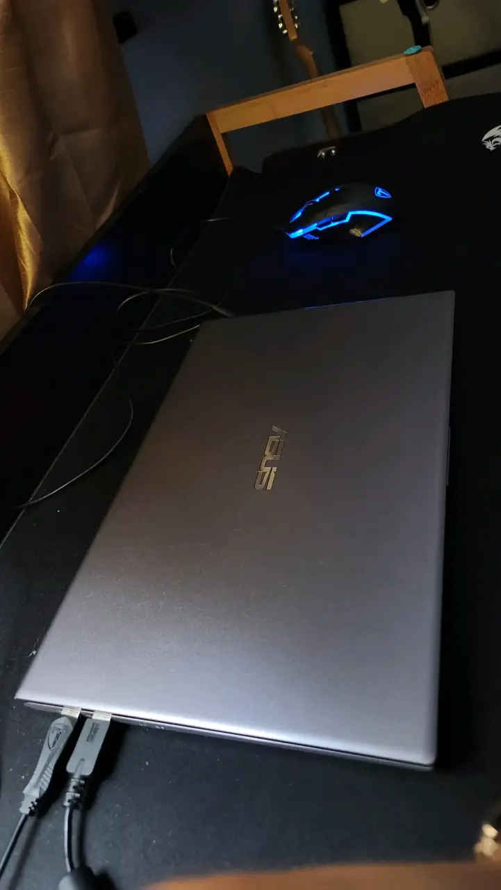 Laptop ASUS VivoBook 15 Core i5 en buen estado - 4