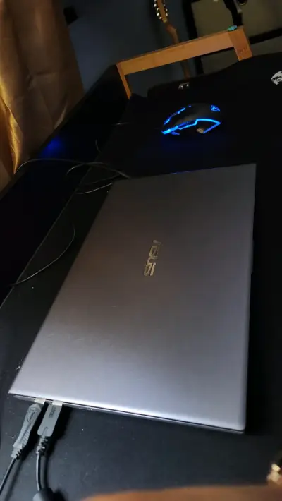 Laptop ASUS VivoBook 15 Core i5 en buen estado - miniatura 4