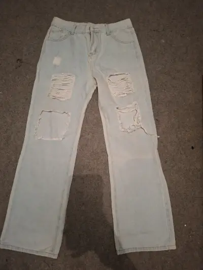 Jeans rasgados de mezclilla claros para mujer - miniatura 1
