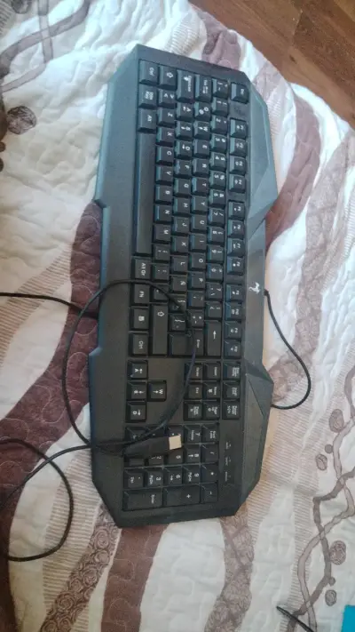 Teclado gamer con cable USB resistente - miniatura 2