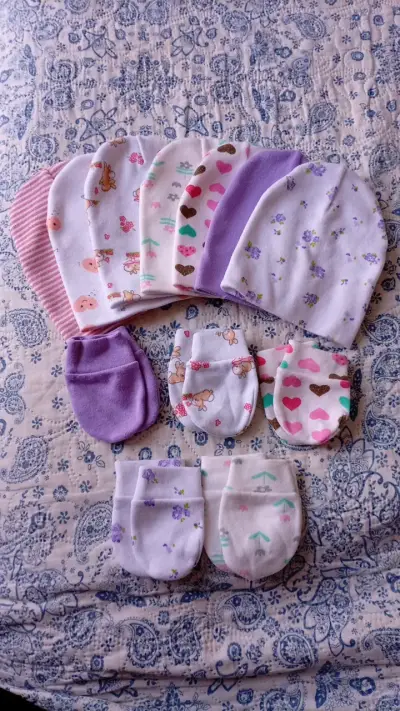 Set de gorros y manoplas para bebé con estampados variados - miniatura 1