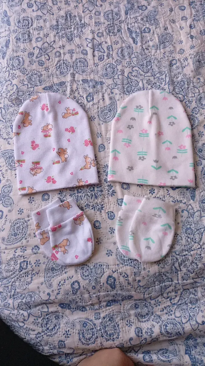 Set de gorros y manoplas para bebé con estampados variados - 3