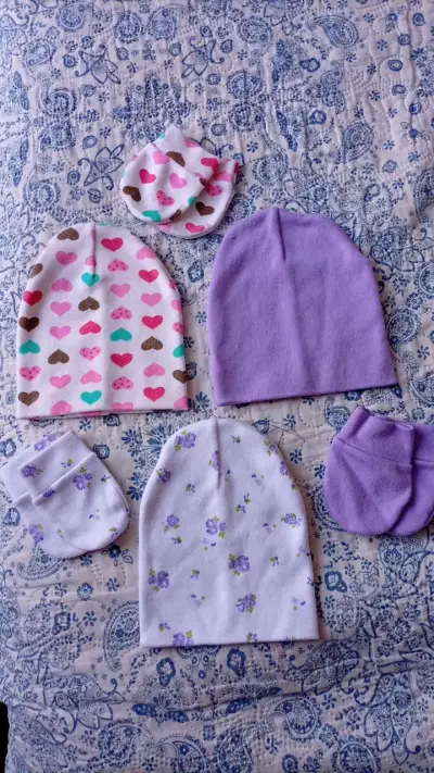Set de gorros y manoplas para bebé con estampados variados - miniatura 4
