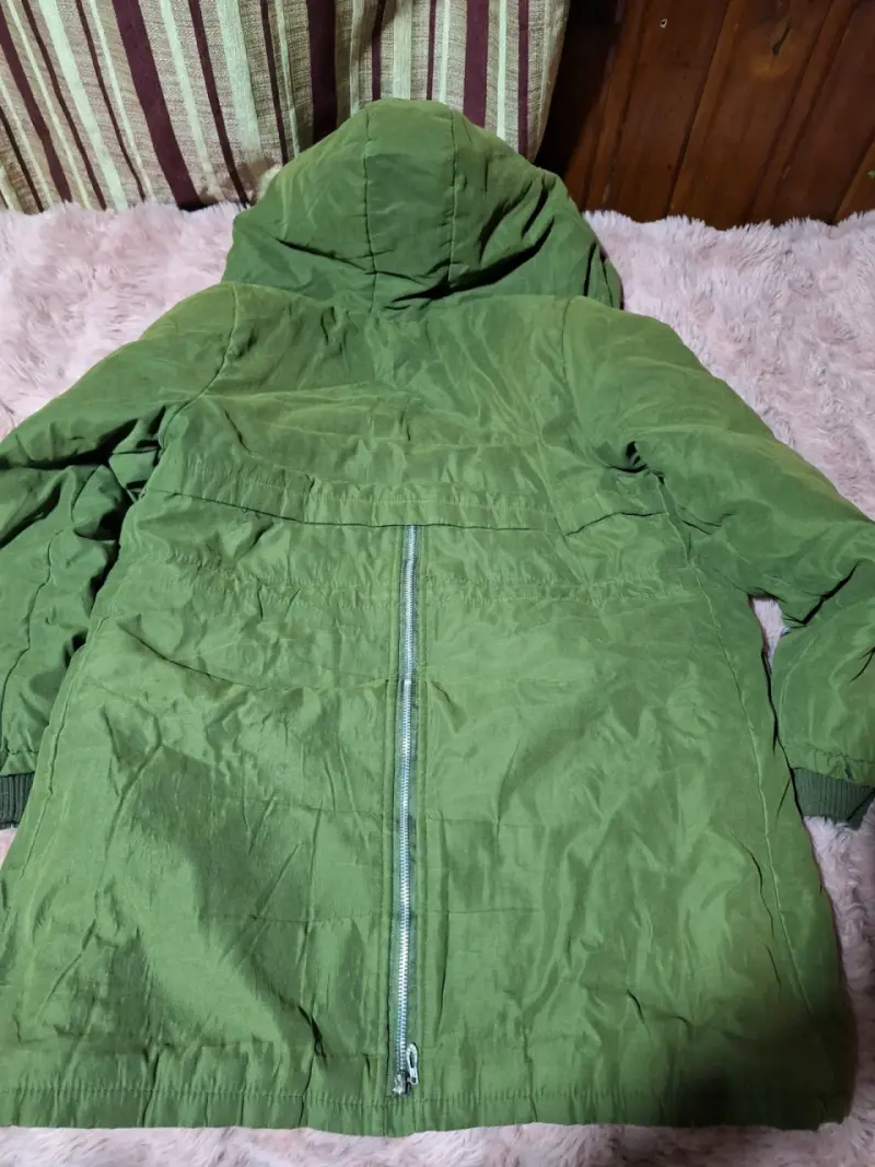 Parka verde con capucha y forro polar - 2