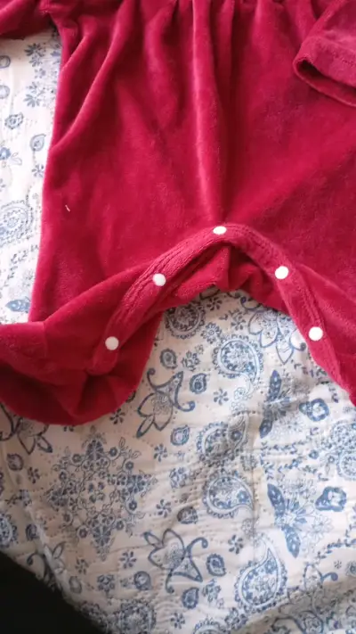 Enterito de bebé rojo con volantes - miniatura 3