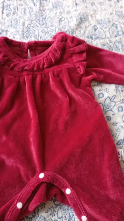 Enterito de bebé rojo con volantes - miniatura 4