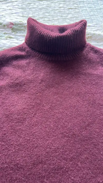Suéter Cuello Alto Burdeos Talla XS - miniatura 2