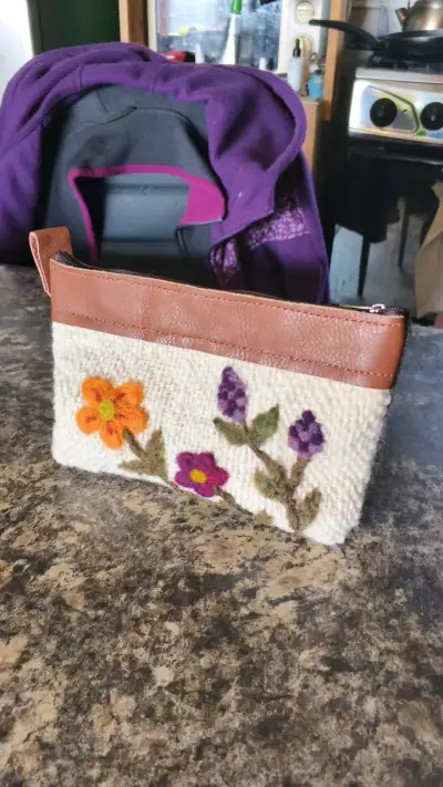 Neceser artesanal con flores bordadas - miniatura 1