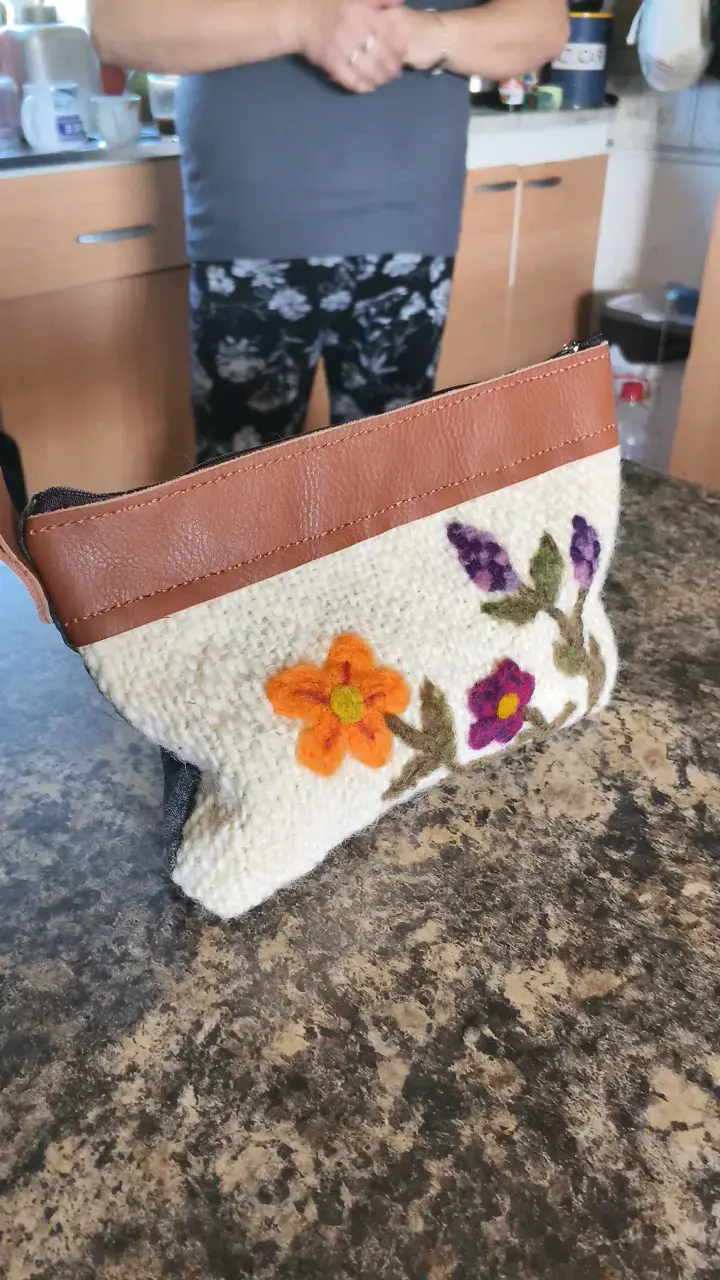 Neceser artesanal con flores bordadas - 2