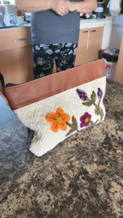 Neceser artesanal con flores bordadas - miniatura 2