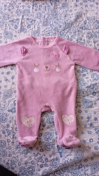 Enterito de bebé rosado con diseño de oso - miniatura 1