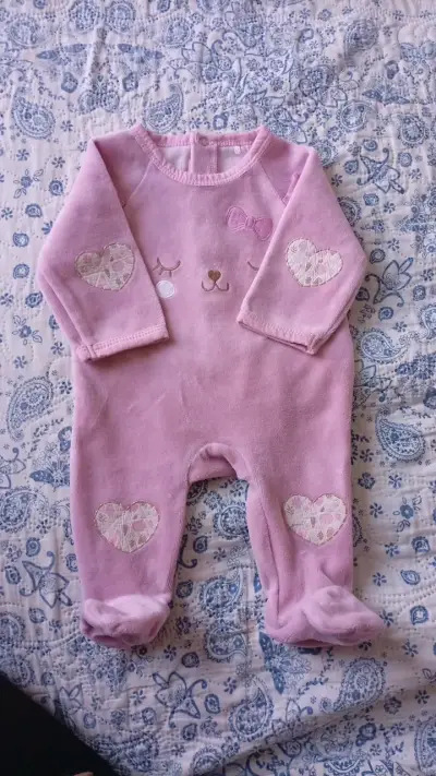 Enterito de bebé rosado con diseño de oso - miniatura 2
