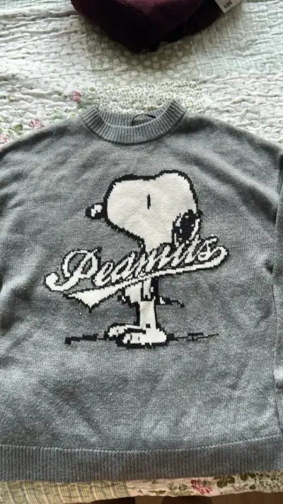 Suéter gris con diseño de Snoopy - miniatura 1