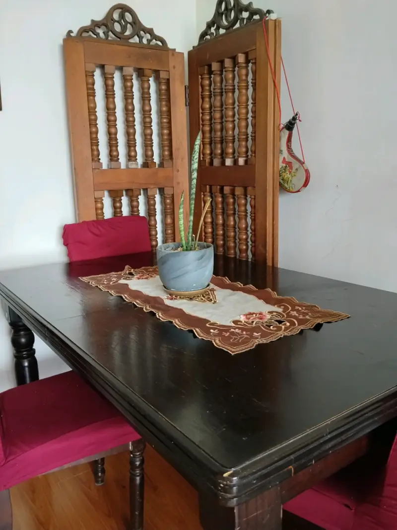 Mesa de comedor de madera oscura con sillas - 1