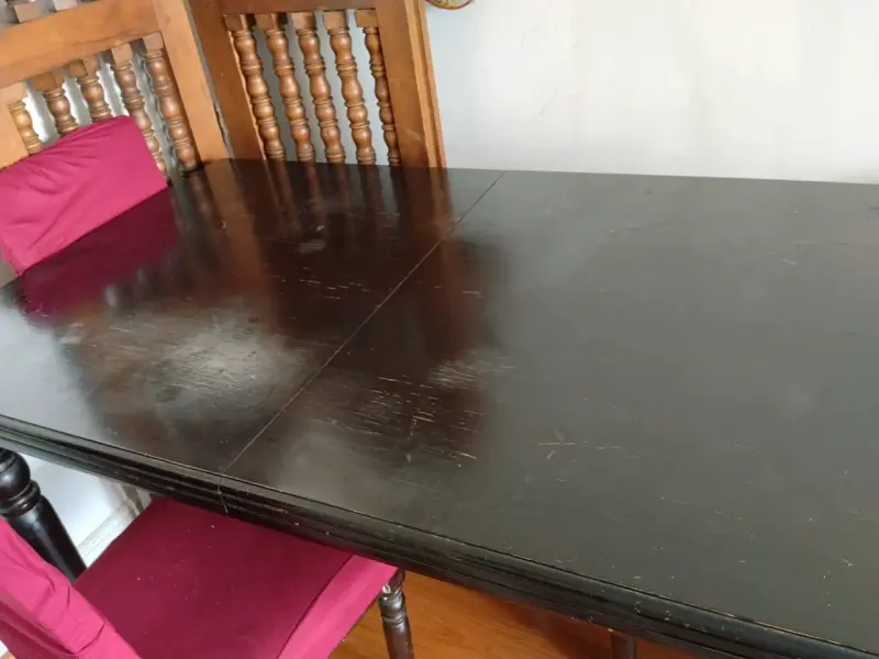 Mesa de comedor de madera oscura con sillas - 2