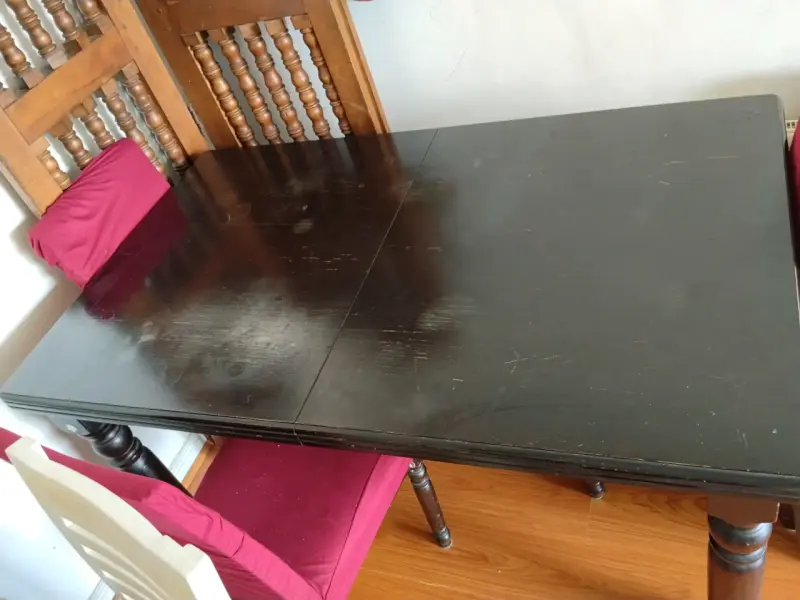 Mesa de comedor de madera oscura con sillas - 3