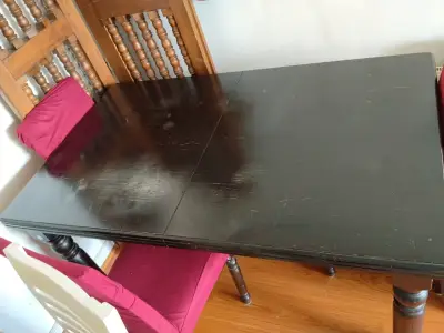 Mesa de comedor de madera oscura con sillas - miniatura 3