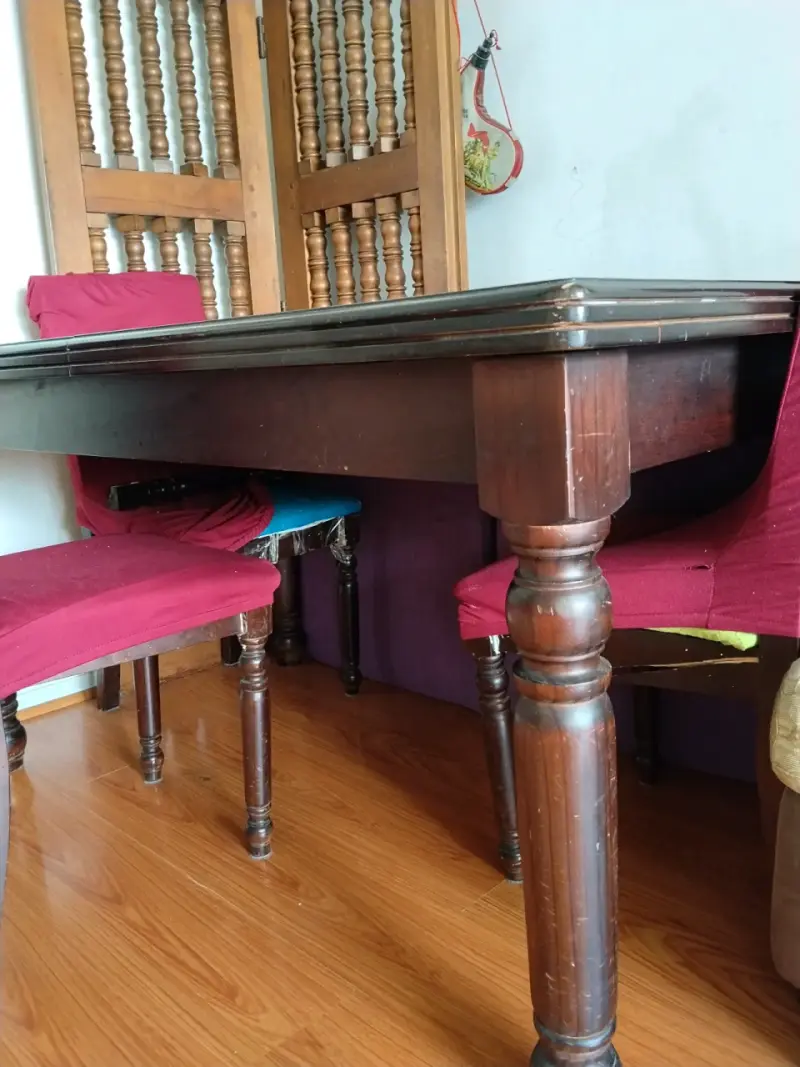 Mesa de comedor de madera oscura con sillas - 4