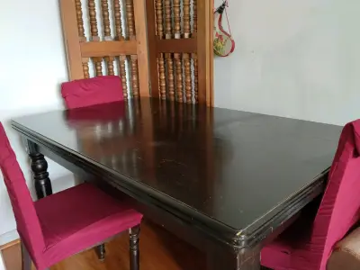 Mesa de comedor de madera oscura con sillas - miniatura 5